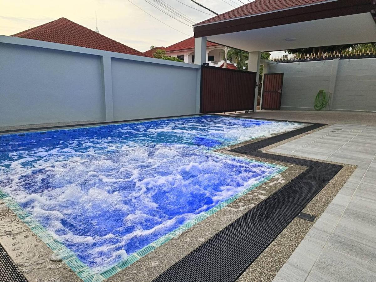Private Pool Villa With Jacuzzi At Royal Park Village - Walk To The Beach - 6 People - Max 3 Males (Adults Only) Jomtien Beach Dış mekan fotoğraf